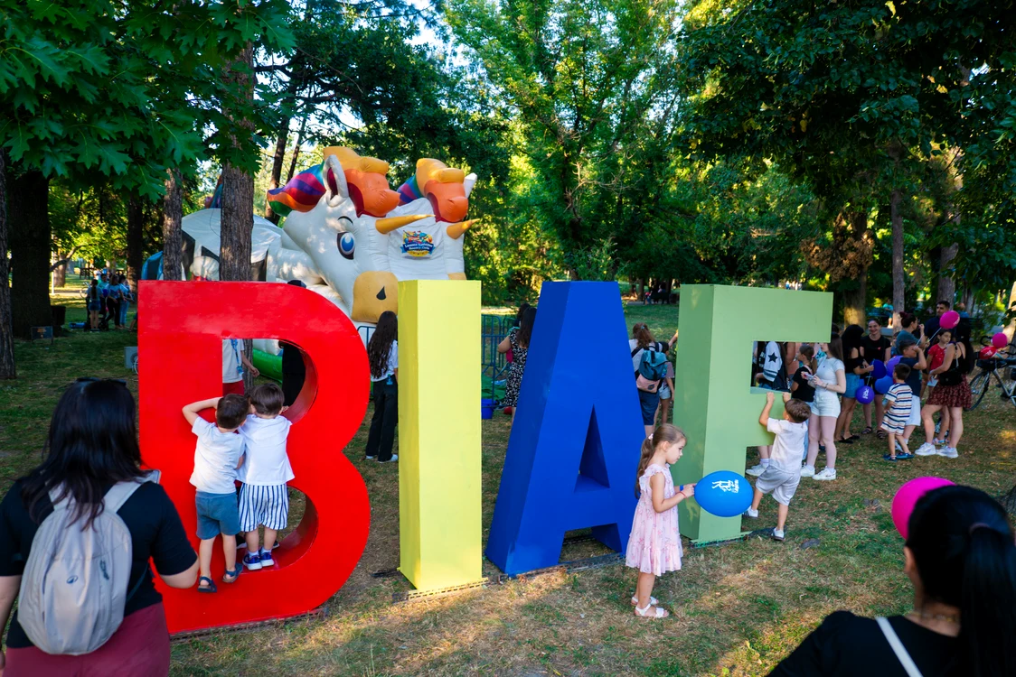 Parcul Crâng s-a transformat în scenă: BIAF 2026 a debutat cu jonglerii, acrobații cu foc și paradă de personaje