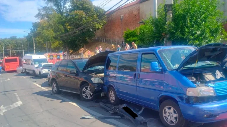Autobuz condus de un șofer băut lovește 12 maşini în Mediaș; patru persoane spitalizate