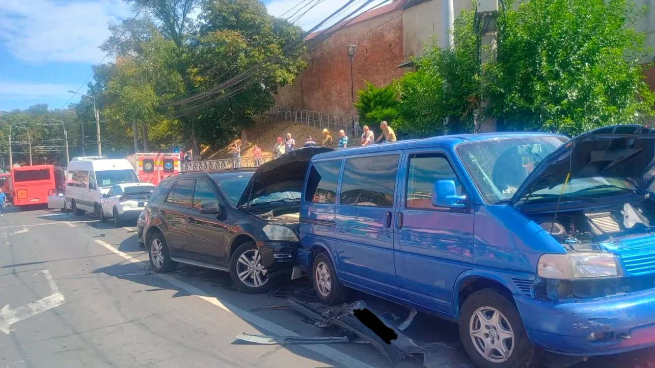 Autobuz condus de un șofer băut lovește 12 maşini în Mediaș; patru persoane spitalizate