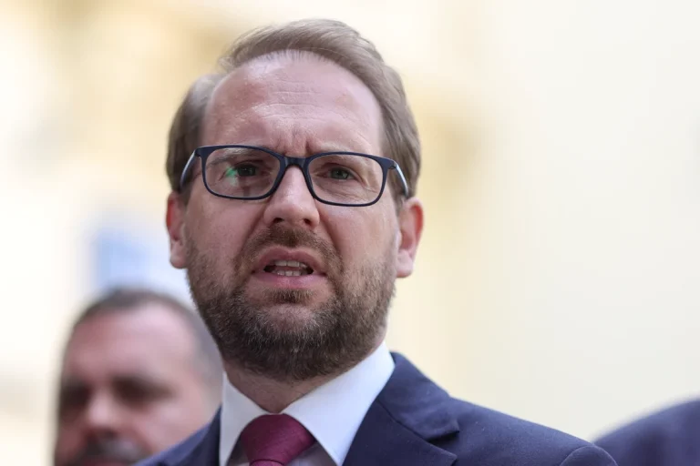 Dominic Fritz ironizează decizia CCR care confirmă încetarea mandatului în caz de incompatibilitate