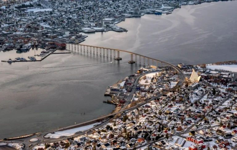Tromsø, orașul norvegian unde soarele nu apune câteva săptămâni: drumeții, caiac și plimbări la miezul nopții