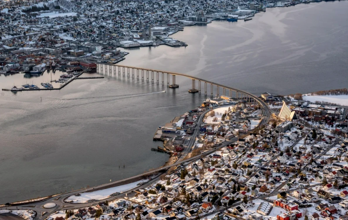 Tromsø, orașul norvegian unde soarele nu apune câteva săptămâni: drumeții, caiac și plimbări la miezul nopții