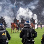 Derby violent în Cupa Germaniei: torțe, bătăi în tribune și 85 de persoane asistate medical