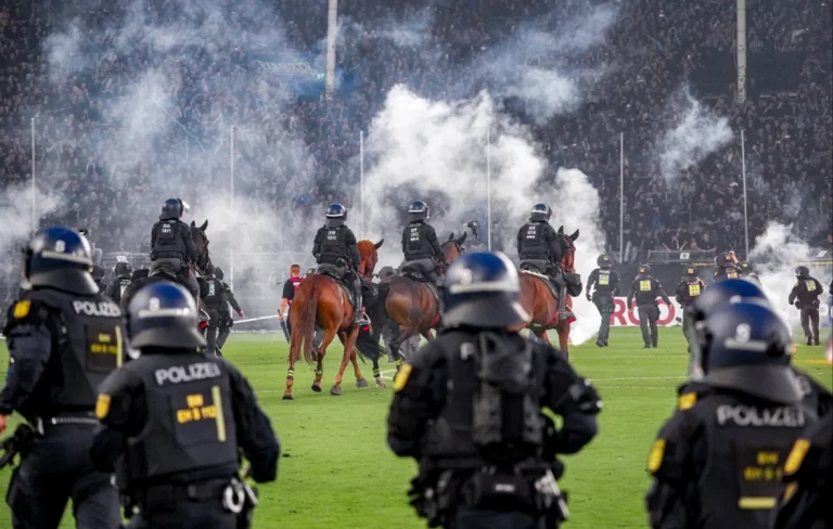 Derby violent în Cupa Germaniei: torțe, bătăi în tribune și 85 de persoane asistate medical