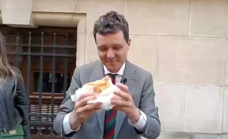 Viral: Nicușor Dan mănâncă merdenea la Nea Mihai; vedete și politicieni susțin patiseria după scandal