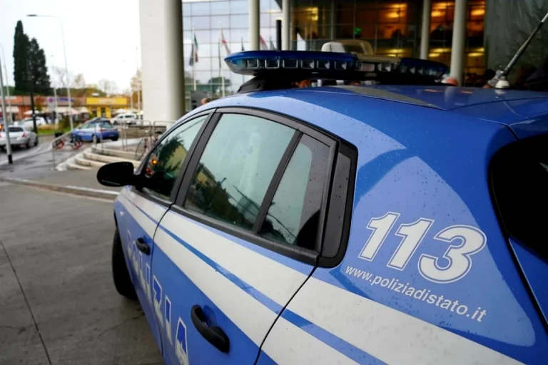 Rețea românească de prostituție destructurată în Italia: femeile forțate să lucreze în mașini, copiii folosiți ca paravan