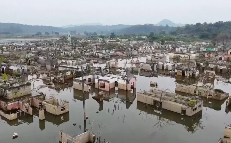 Un sat înghițit de ape reapare în Indonezia după decenii din cauza secetei