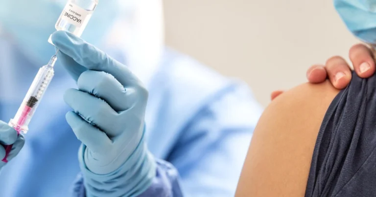 Cum se administrează intismeran, vaccinul personalizat testat împotriva melanomului și ce alte cancere sunt evaluate