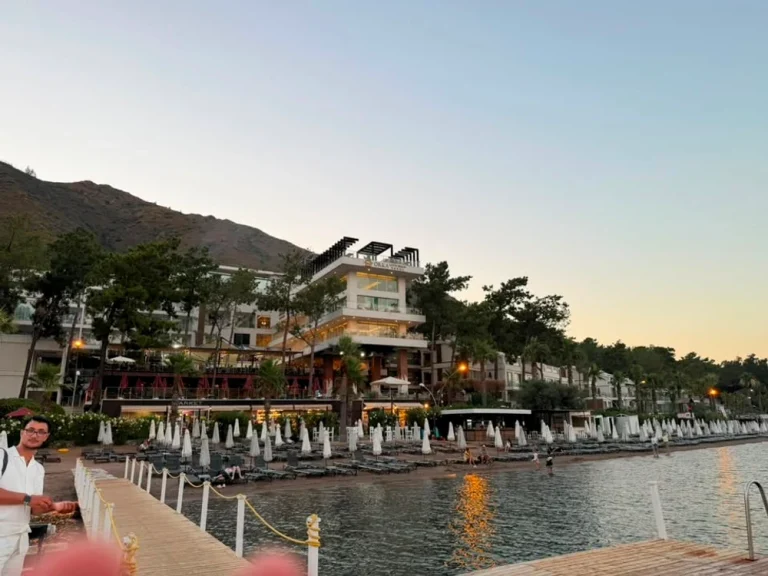 Familie de români plătește 3.300 € pentru un sejur la Marmaris: „Hotelul era plin de gândaci și murdar”