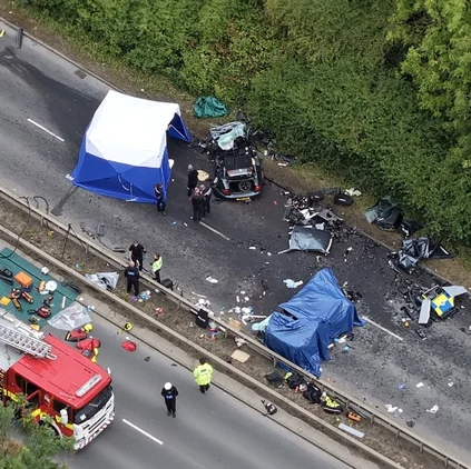 Şapte persoane, inclusiv doi poliţişti, au murit după impactul unui vehicul care circula pe contrasens în nord-estul Angliei