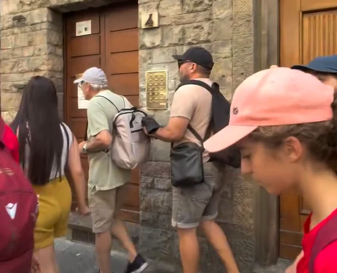 Român surprins furând din rucsacul unor turiști în Florența; filmare virală și reacții aprinse