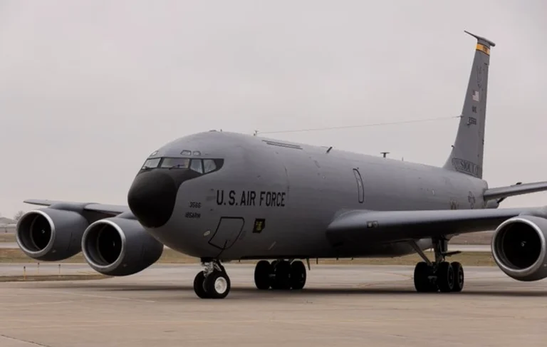 Statele Unite retrag două avioane KC-135 din baza Bezmer după tensiunile cu Iranul