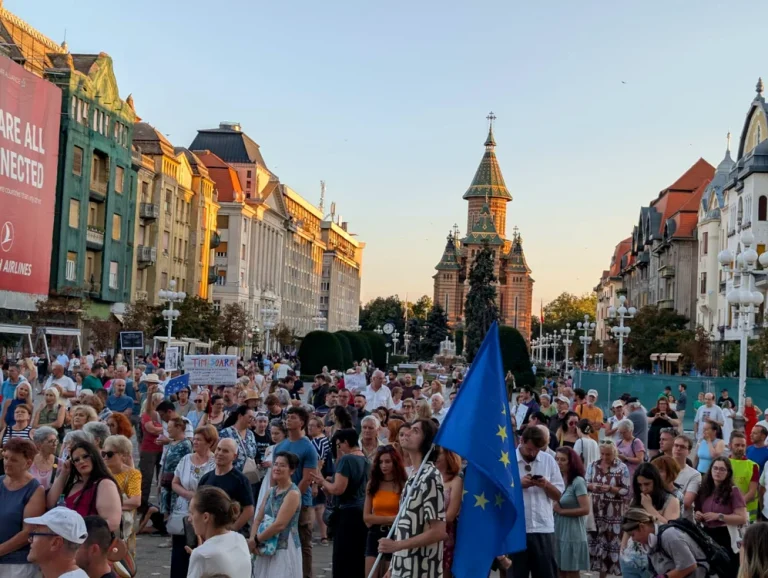 Câteva sute de timișoreni au ieșit din nou în Piața Operei în semn de susținere pentru Dominic Fritz