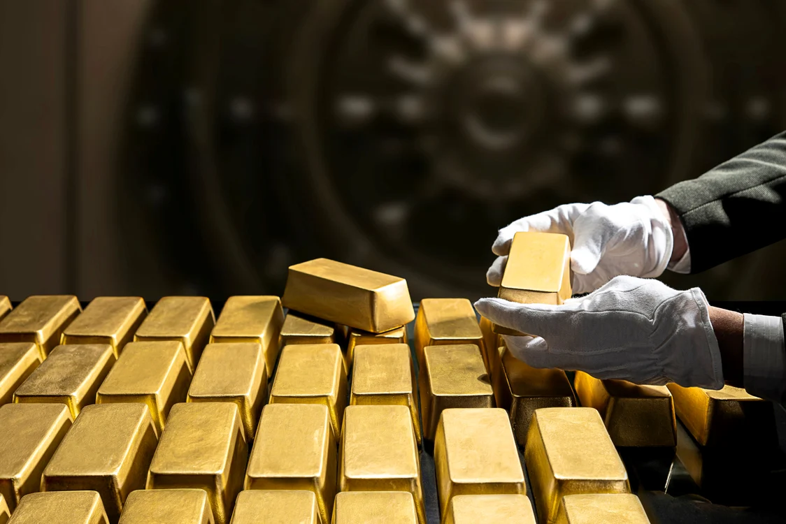 Aurul: între tensiuni geopolitice, preţul petrolului şi deciziile Fed — ce urmează pentru metalul preţios