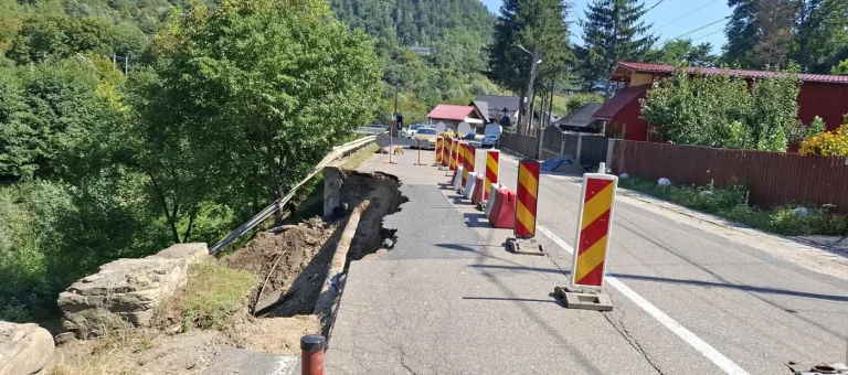 Porțiune din DN10 Buzău–Brașov s-a prăbușit la Lunca Priporului după spargerea unei conducte de apă