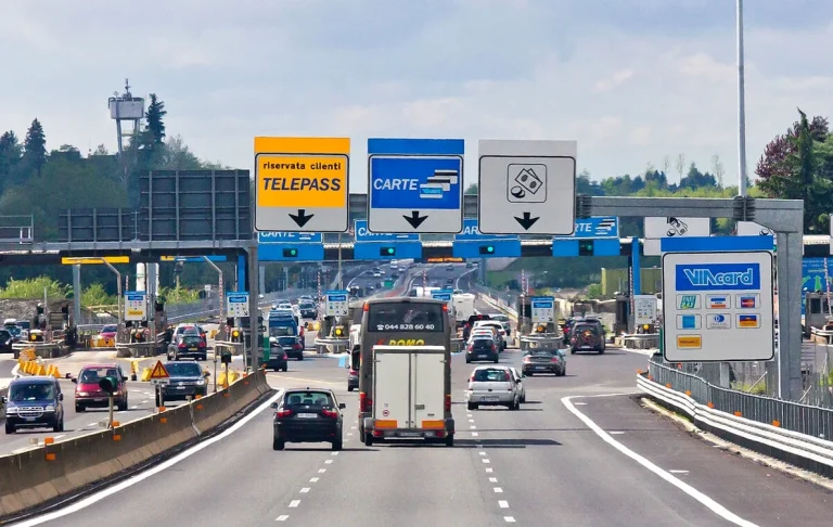 Autostrăzile din Italia trec la „free flow”: cum poți primi o amendă de 344 de euro fără să oprești