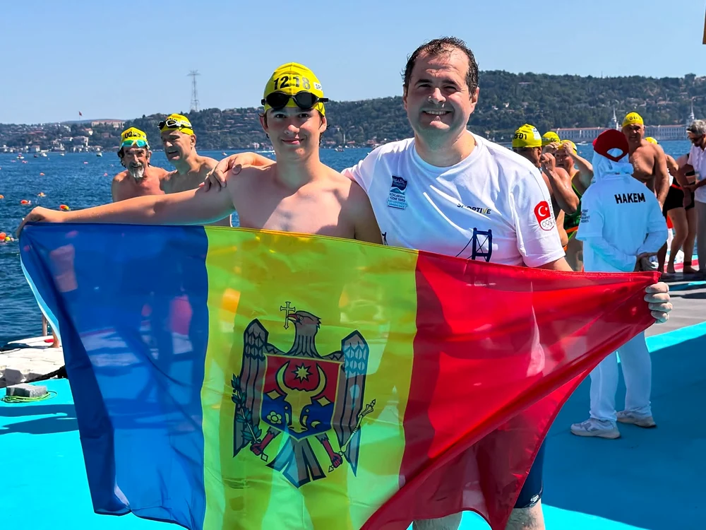 Premierul moldovean Vasile Tofan a traversat Bosforul înot împreună cu fiul său
