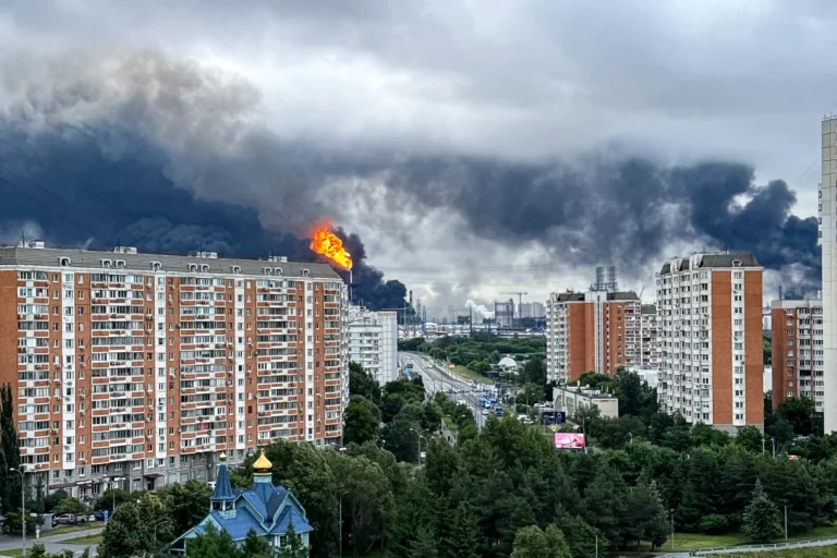 După amenințările energetice, Rusia importă combustibil pe fondul avariilor la rafinării provocate de atacurile ucrainene