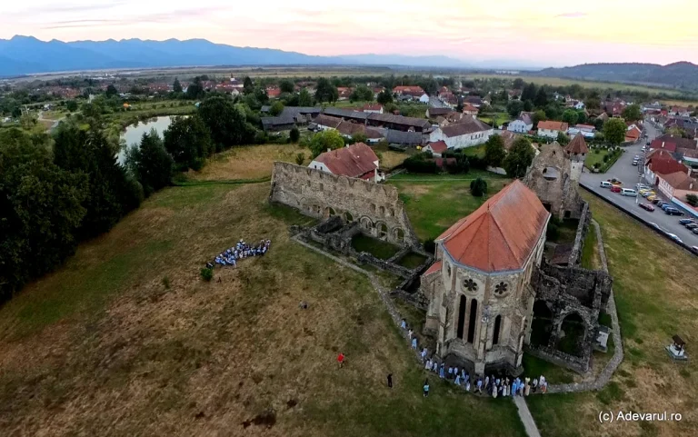 Misterele mănăstirii Cârța: arhitectură cisterciană, „oamenii roșii” și tunelul legendar