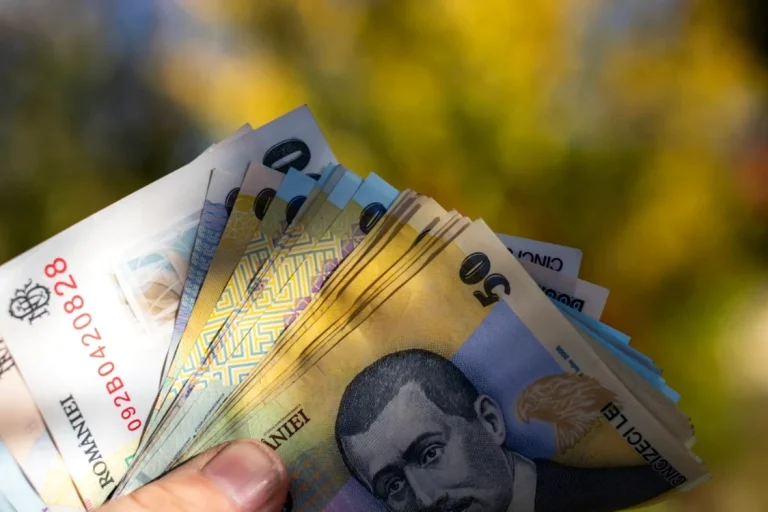 Românii fac provizii de alimente din teama scumpirilor: ce cumpără mai des și de ce