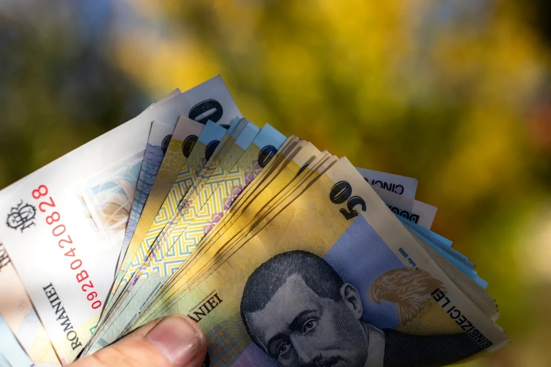 Românii fac provizii de alimente din teama scumpirilor: ce cumpără mai des și de ce