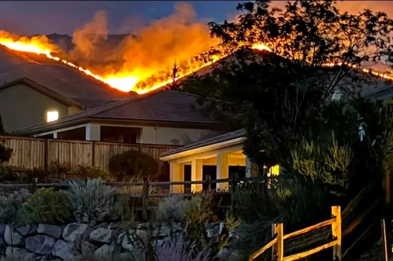 Incendiu masiv în Nevada amenință Reno: circa 90.000 de persoane au primit ordine sau avertizări de evacuare