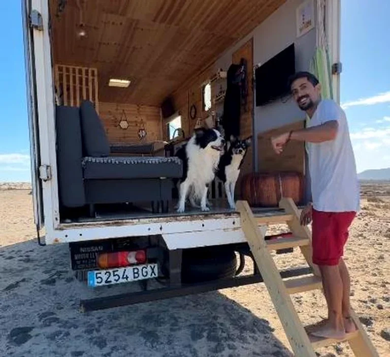 Un fost om de afaceri trăiește într-o camionetă cu cei doi câini: „Aveam nevoie de foarte puțin pentru a fi fericit”