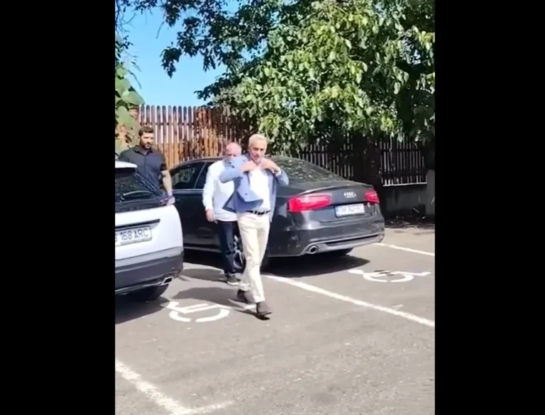 Călin Georgescu, criticat după ce maşina sa a fost parcată pe două locuri pentru persoanele cu dizabilităţi la Curtici