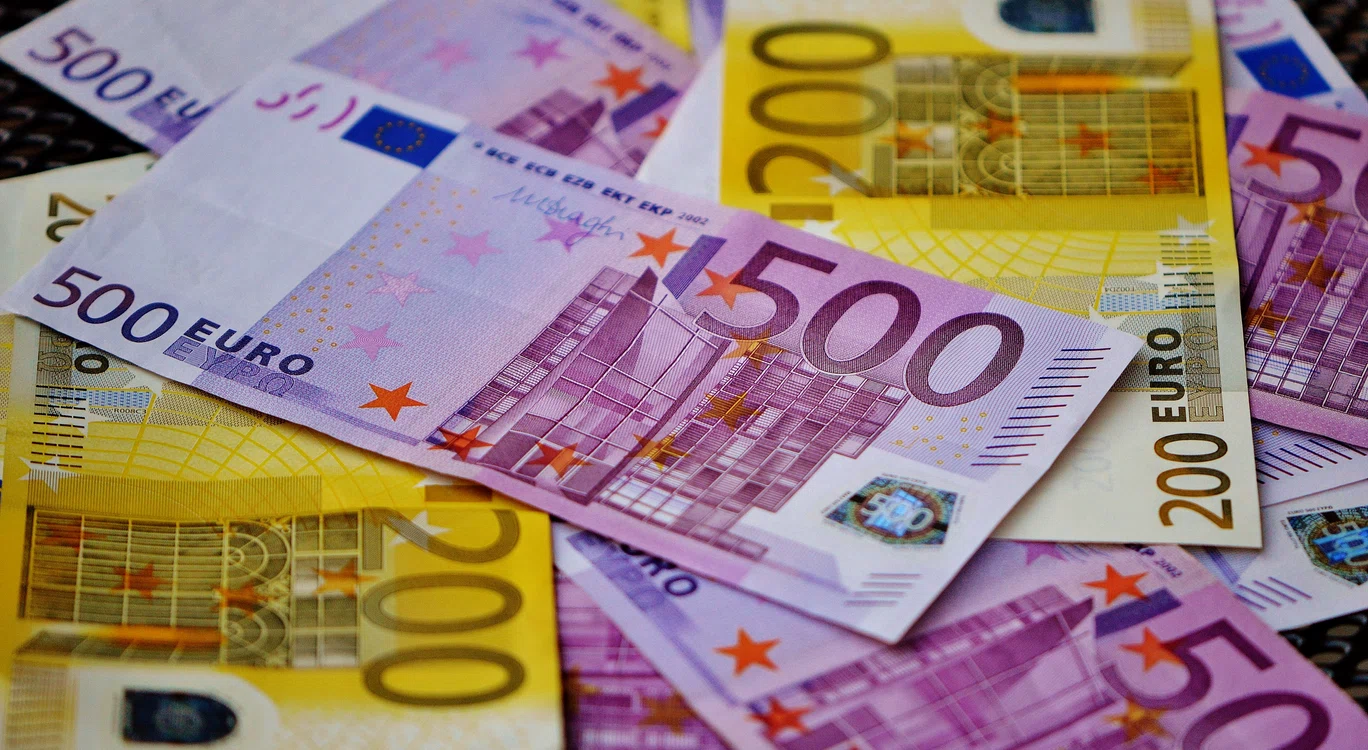 Cât numerar ar trebui să păstrăm acasă pentru o pană de curent sau atac cibernetic, potrivit recomandărilor UE