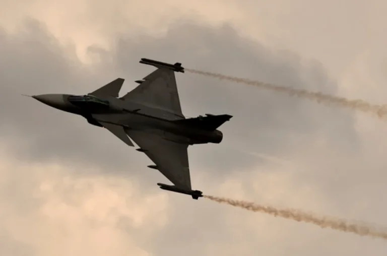Un avion Gripen al Forțelor Armate Ungare s-a prăbușit lângă Szolnok; pilotul s-a catapultat
