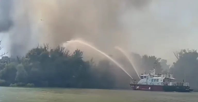 Incendiul de pe Ostrovul Babina din Delta Dunării rămâne activ; intervenția a fost oprită peste noapte