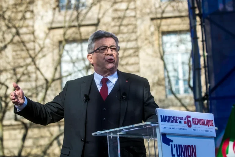 Mélenchon urcă în sondaje și intră în discuțiile pentru turul doi al prezidențialelor din Franța