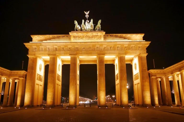 Poarta Brandenburg „acoperită” cu plasă anti-dronă de Ziua Independenței Ucrainei pentru a cere mai mult sprijin european