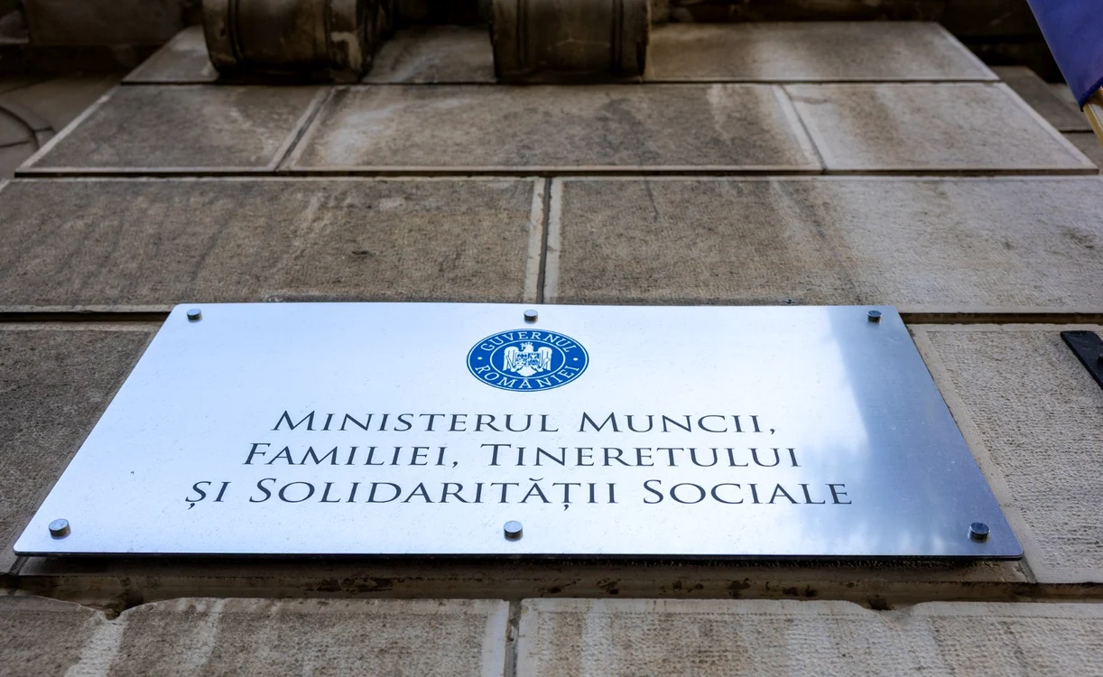 Sindicate protestează la Ministerul Muncii pentru majorarea salariului minim și reluarea negocierilor colective