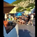 Încăierare violentă în Capri: bătăi cu scaune, pumni și picioare, turiști panicați