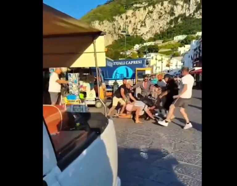 Încăierare violentă în Capri: bătăi cu scaune, pumni și picioare, turiști panicați
