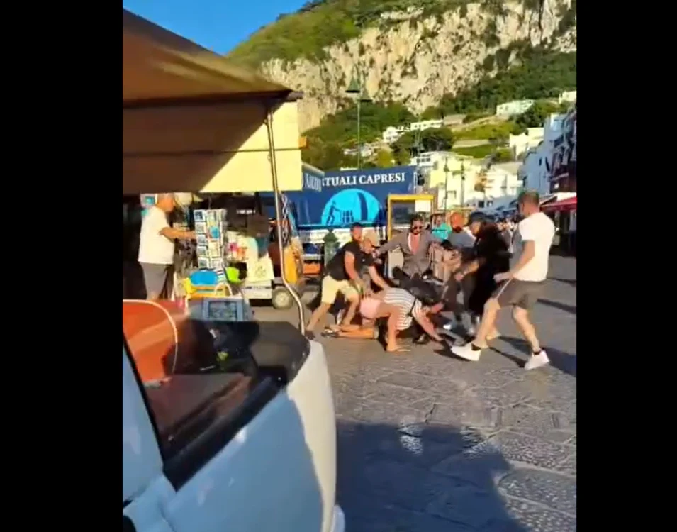 Încăierare violentă în Capri: bătăi cu scaune, pumni și picioare, turiști panicați