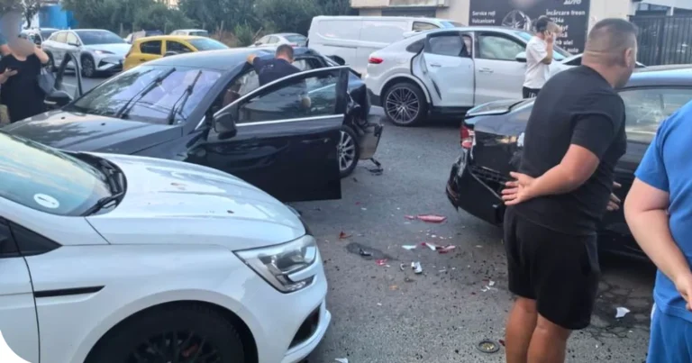 Un minor fără permis a lovit cinci mașini în București; trei răniți