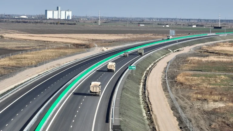 Șofer de 86 de ani, prins pe contrasens pe Autostrada A7; amendă și suspendare a permisului pentru 120 de zile