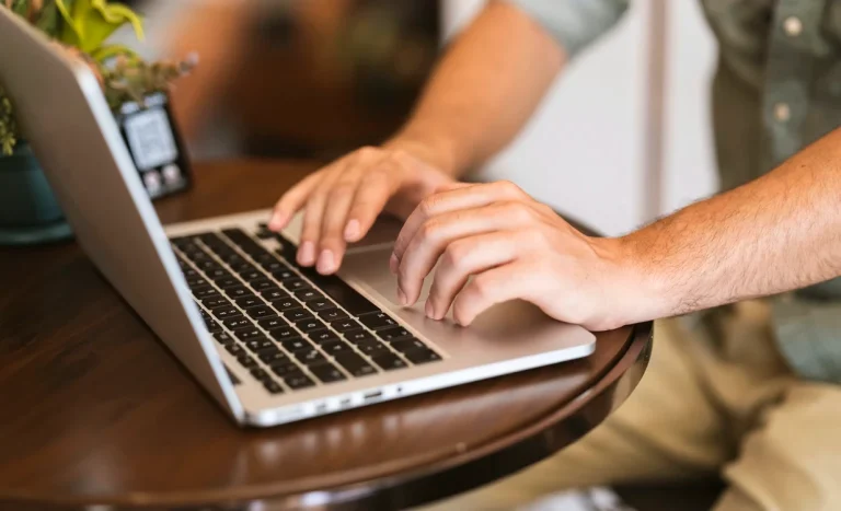 România, între conectivitate ridicată şi competenţe digitale scăzute: bilanţ Eurostat pentru 2025