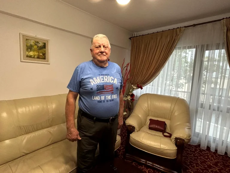 La 75 de ani, un pensionar din Tennessee traversează Atlanticul pentru tratamente la Iași