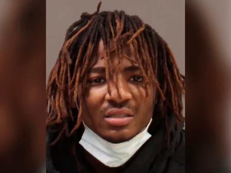 Un bărbat acuzat că a terorizat trecători în Philadelphia purtând o mască de tip Chucky, arestat în Las Vegas