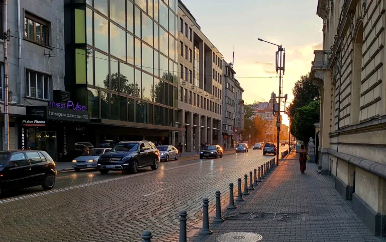 Antreprenori români înregistrează firme în Bulgaria pentru taxe mai mici. Ce riscuri implică mutarea doar formală a afacerii