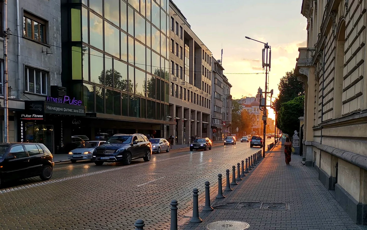 Antreprenori români înregistrează firme în Bulgaria pentru taxe mai mici. Ce riscuri implică mutarea doar formală a afacerii