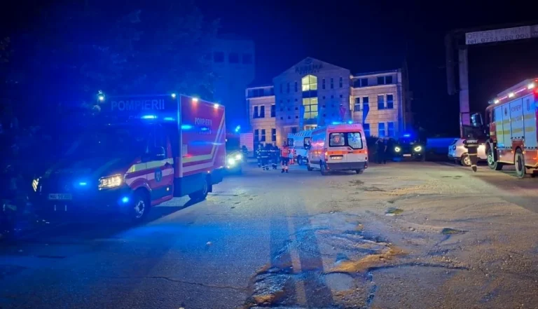 Incendiu la un centru social din Arad: trei pacienţi intoxicaţi cu fum după ce un beneficiari a aprins ziare