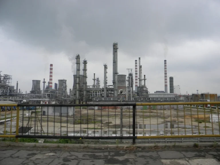 Rafinăria Petrotel‑Lukoil din Ploiești, pusă oficial în insolvență de Tribunalul Prahova