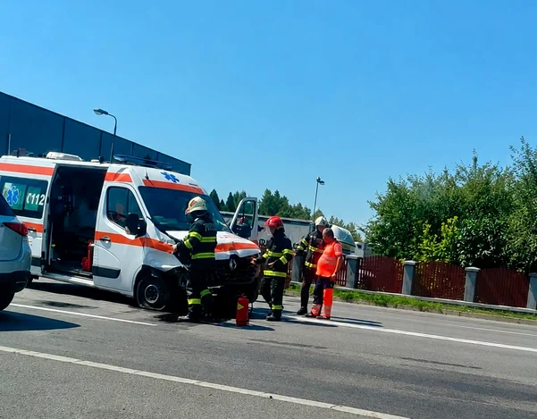 Accident pe Calea Feldioarei din Brașov: ambulanță în misiune implicată, cinci persoane rănite