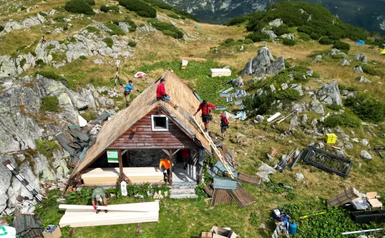 Refugiul Zănoaga din Retezat, restaurat după o intervenție complexă la aproape 2.000 m