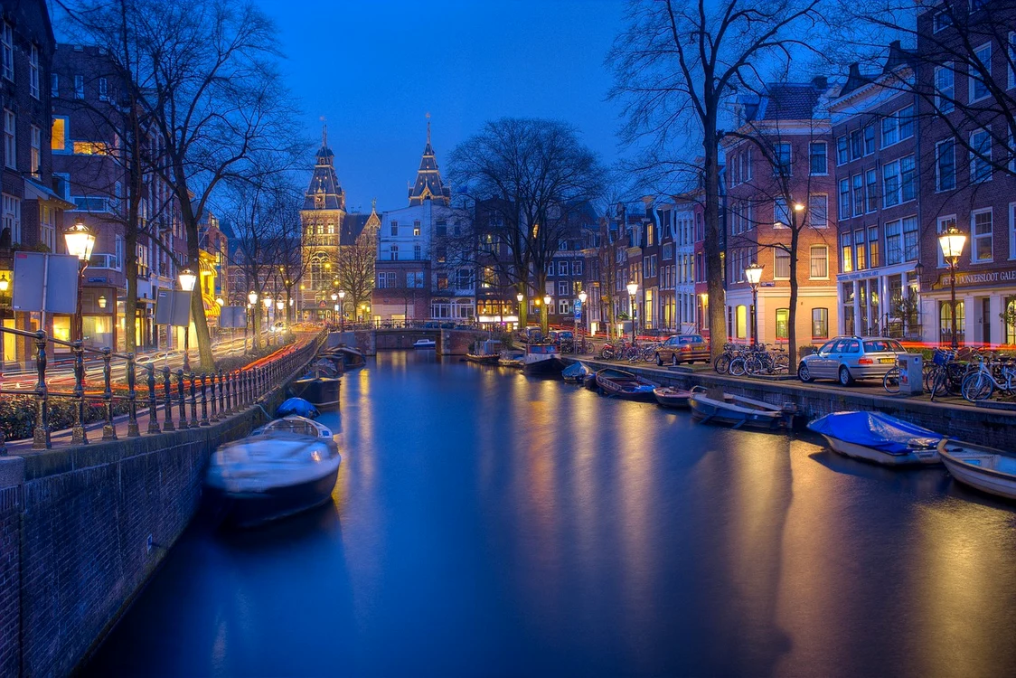 Amsterdam majorează treptat taxa turistică: va ajunge la 20% în 2031