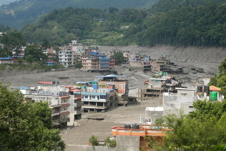 Viitură devastatoare în Nepal: cel puțin 162 de morți și sute de dispăruți după prăbușirea unui baraj natural în Tibet